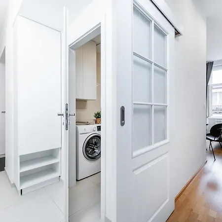 Apartman Rentero Charles Square Parking On Request